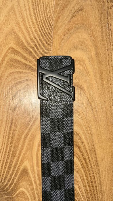 Curea LV culoarea neagra,nou nouta vine cu tot cu folie