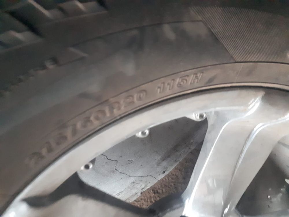 Продам комплект шин с дисками 5 штук. R20