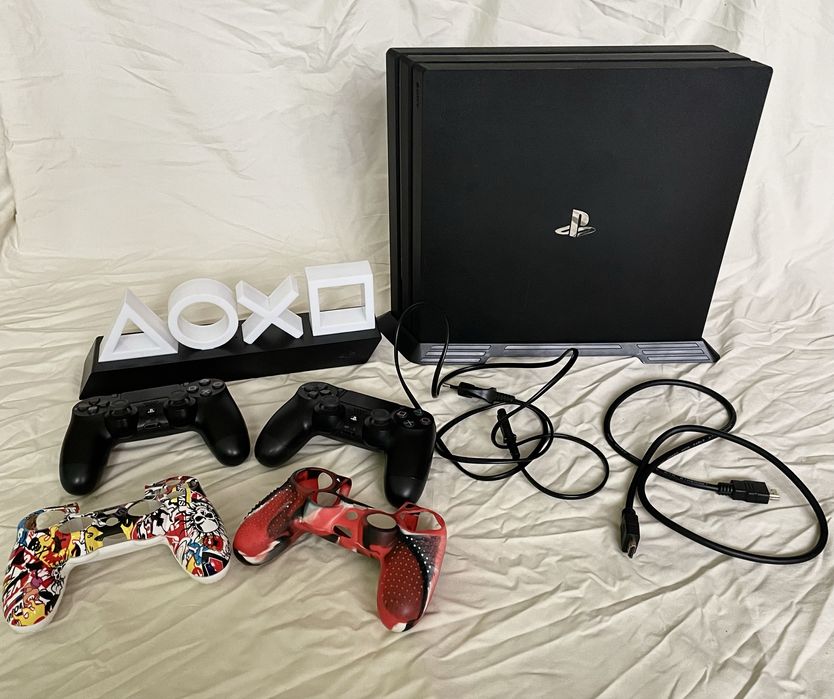 Pachet Consola PS4 PRO 1T