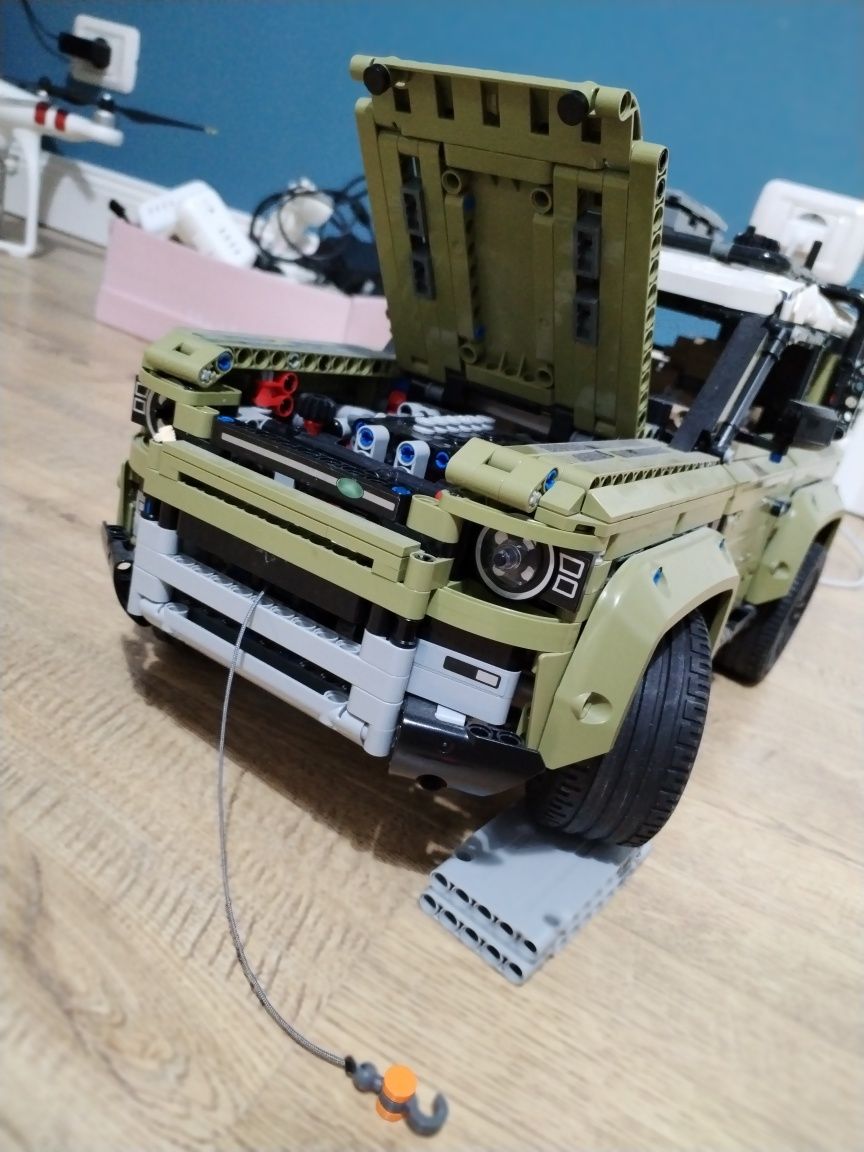 Vând lego tehnic land Rover defender aproape nou!