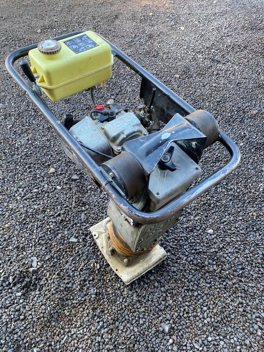 Broasca compactor pe benzina