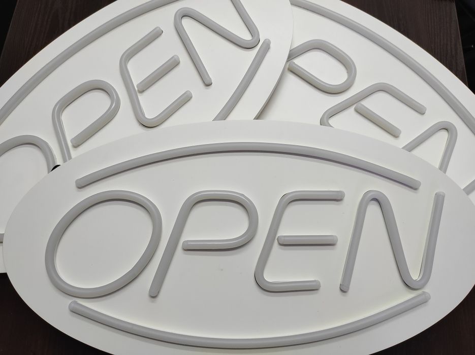 Вывеска цветная "OPEN" из гибкого неона.