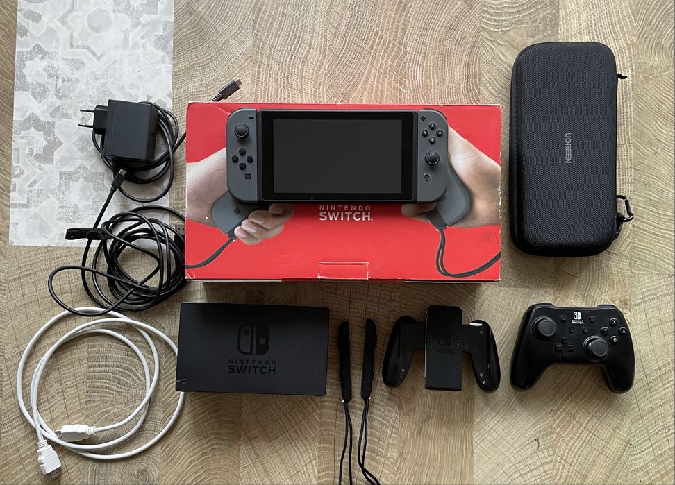 Nintendo switch negru v2 cu husa ti hardshell si controller nintendo