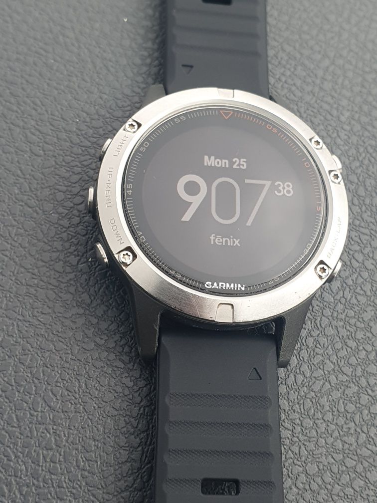 Продавам часовник Garmin Fenix 5 Silver