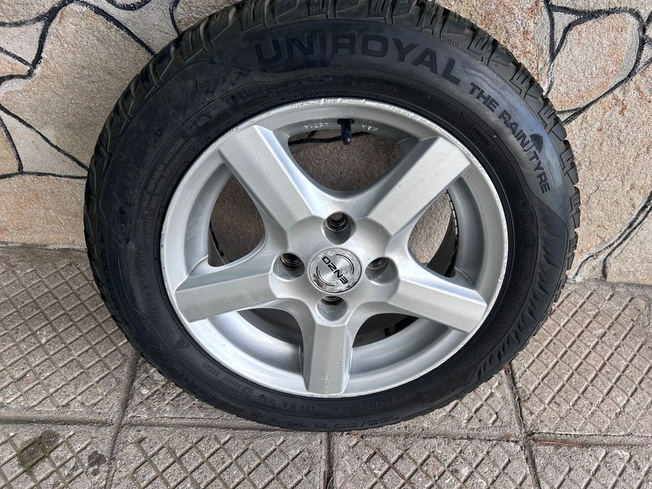 зимен комплект гуми  185/60/14 /6jx14h2. Без кривини по джантите.