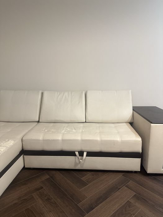 Угловой диван с приставным столиком