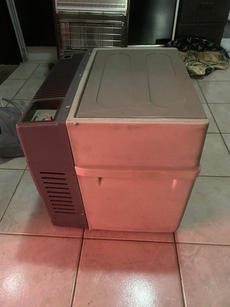Хладилник за кола,каравана,къмпинг на 12v и 220v