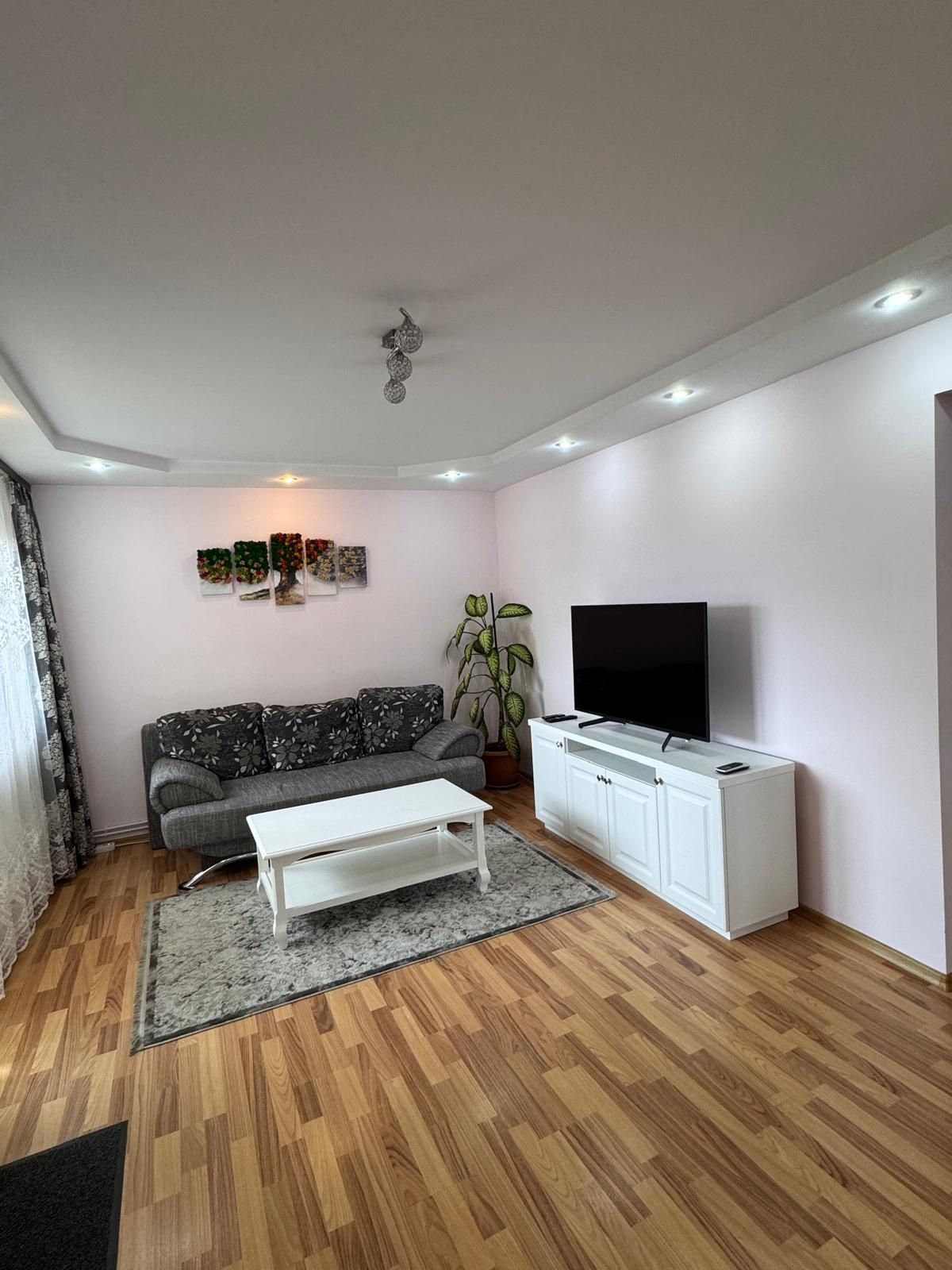 Apartament 3 camere de închiriat