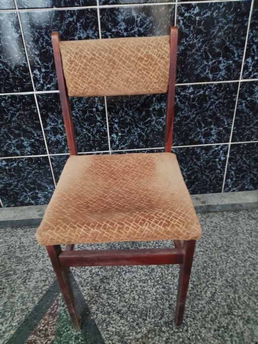 Дървени столове с тапицерия