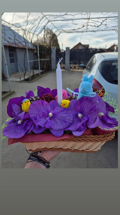 Coșuleț cu flori de orhidee și lumanare