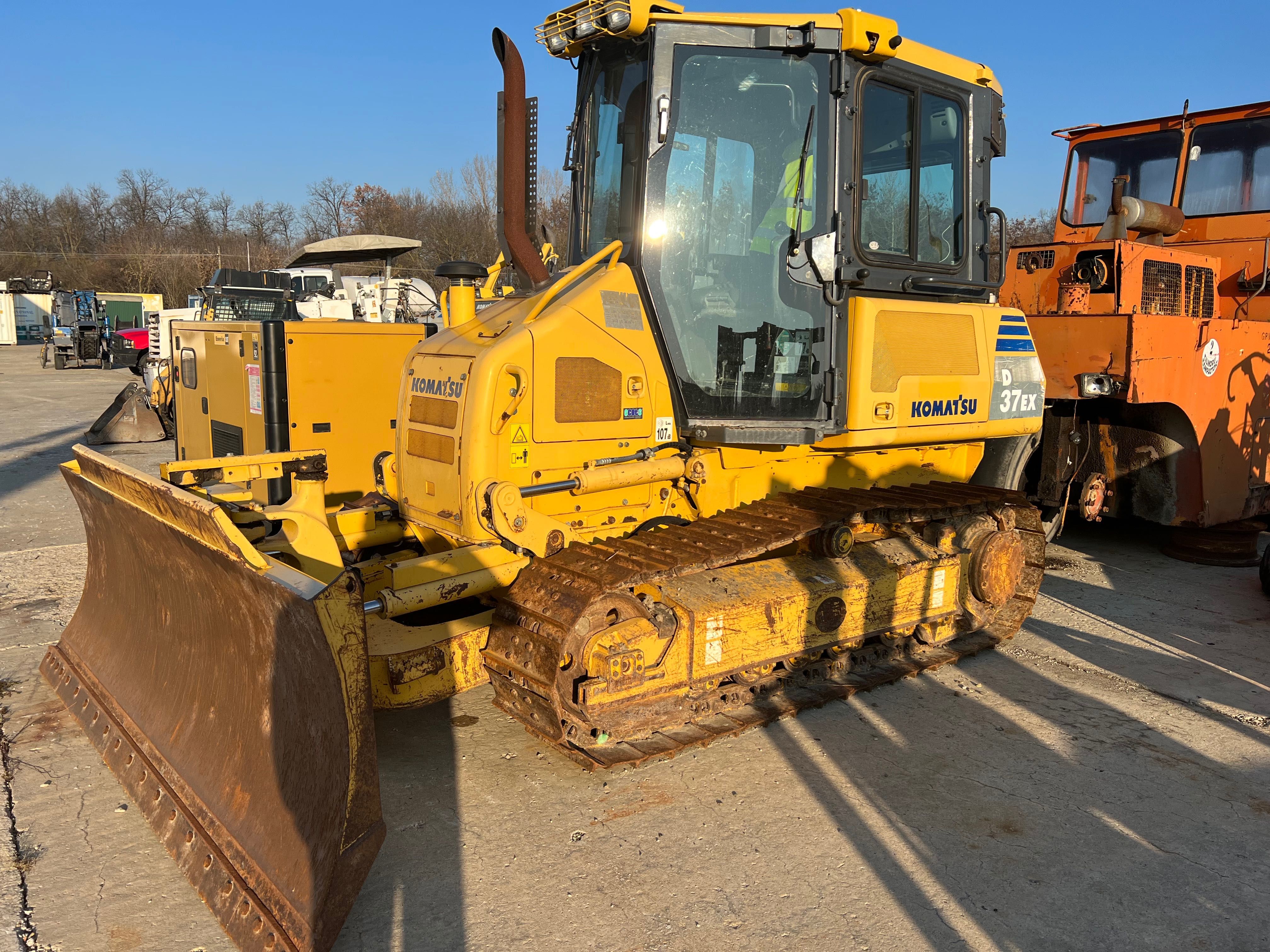 Buldozer Komatsu D37 de închiriat