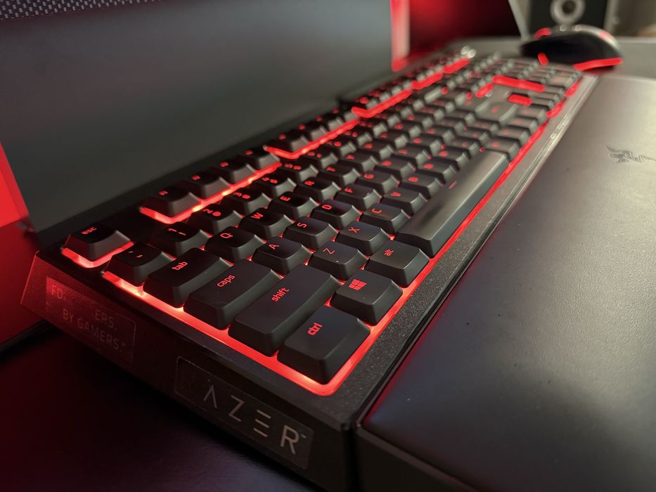 Компютър G:RIGS Prometheus + монитор ASUS + razer слушалки,клавиатура