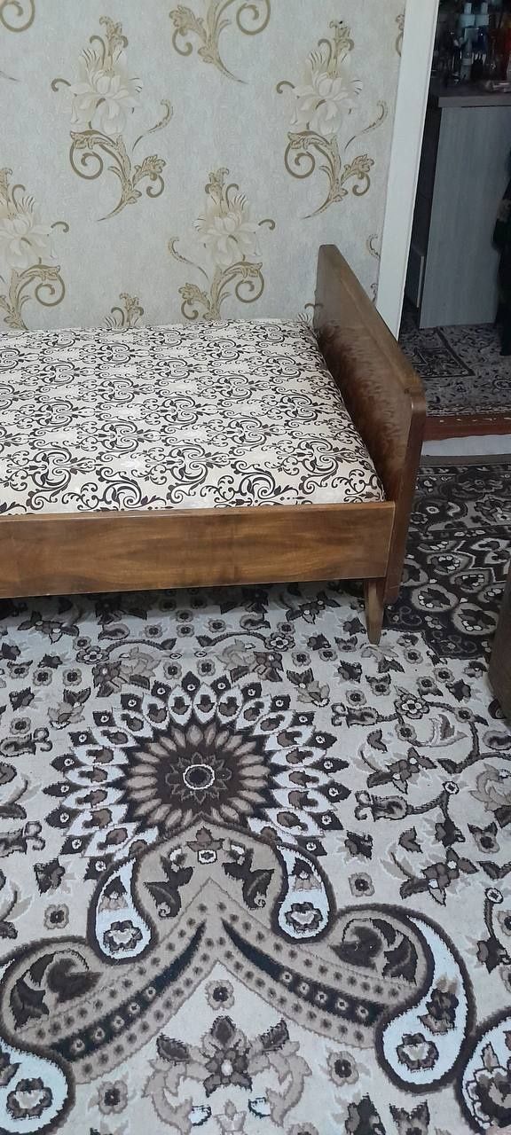 1 kishilik divan sotiladi