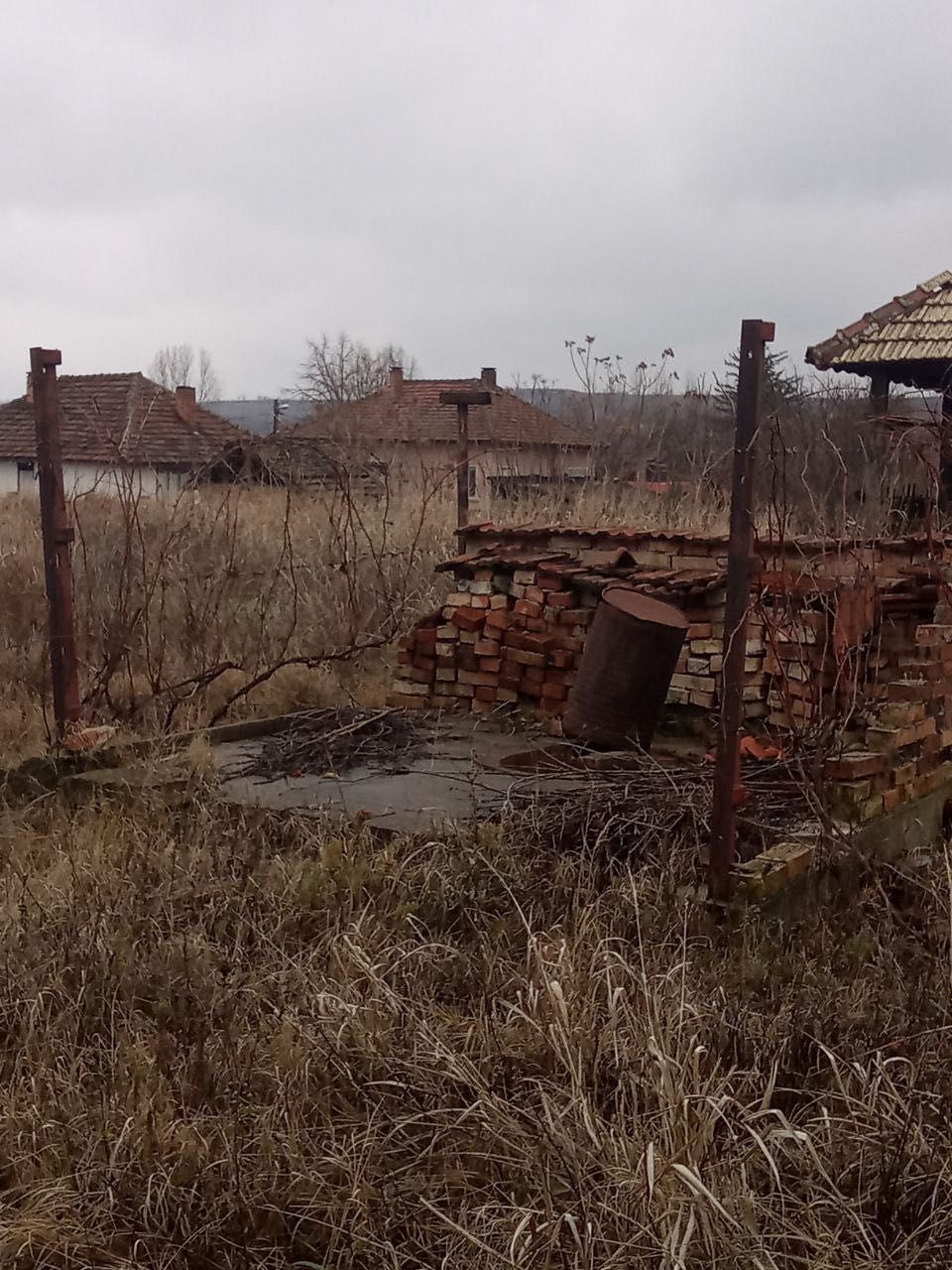 Продава се къща с голям двор