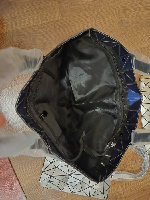 Нова геометрична 2025 лачена чанта