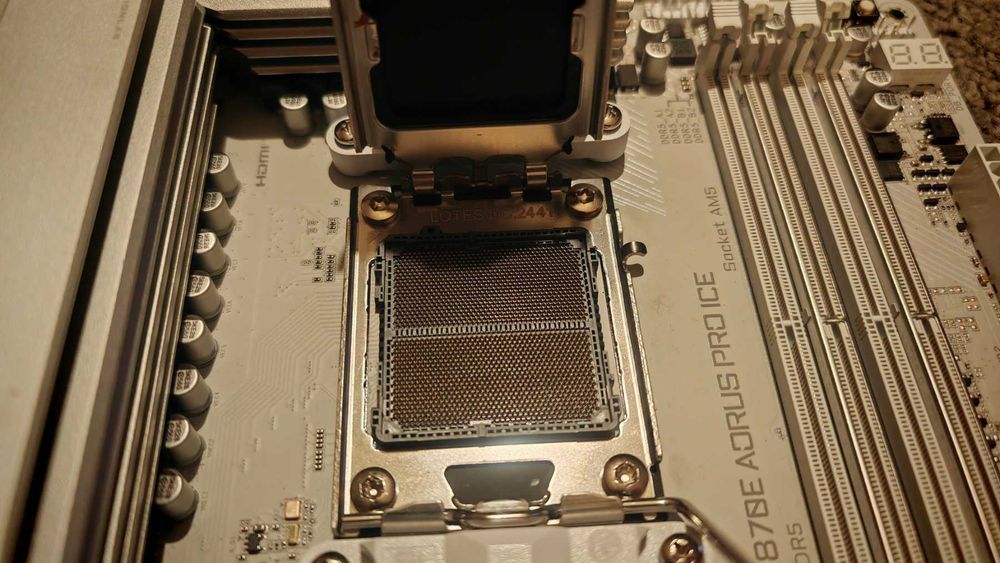 GIGABYTE X870E AORUS PRO ICE + НОВ ! AMD Ryzen 7 7800X3D 96MB/120W/AM5