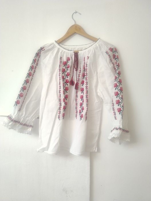 Ie tradițională pentru femei