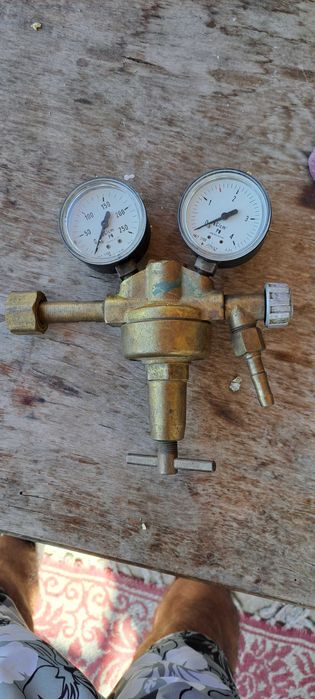 Reductor de argon si heliu cu supapa