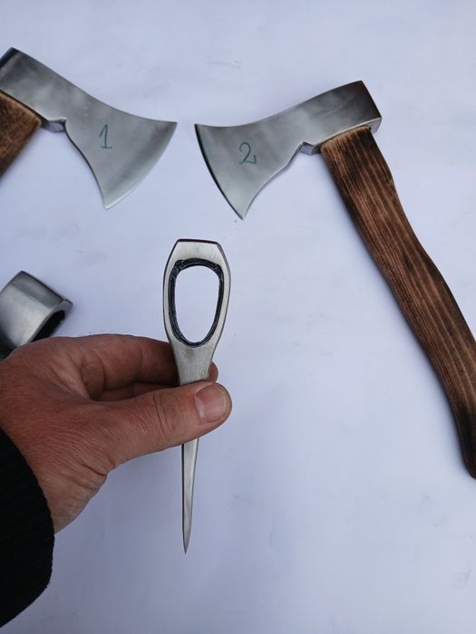Topoare din foi de arc forjate manual