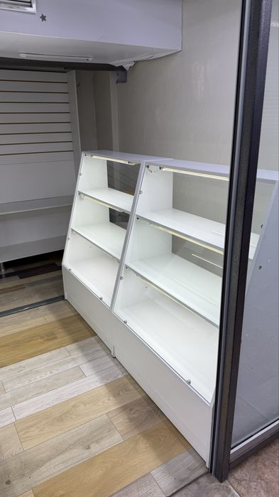 Косые витрины с подсветкой  в отличном состоянии