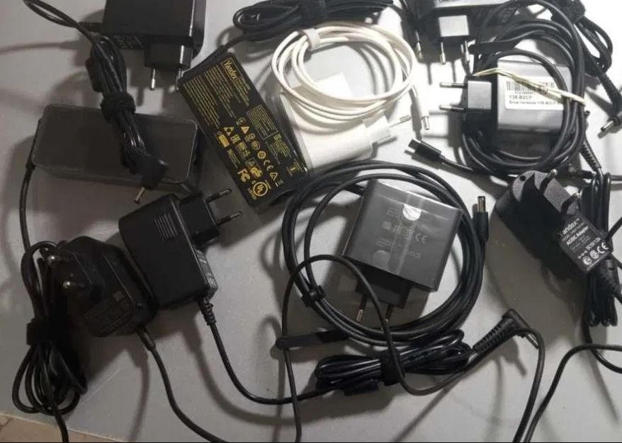 на Алису от Яндекс станции - Блок питания зарядка - разные блоки