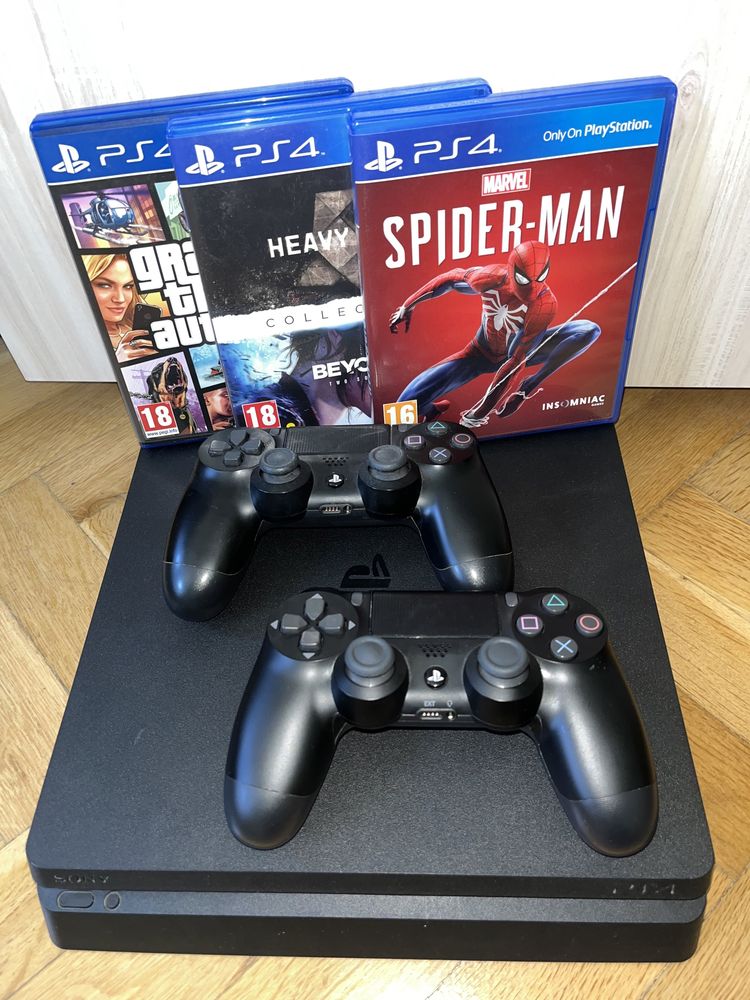 PS4 1TB с три джойстика + 4 игри