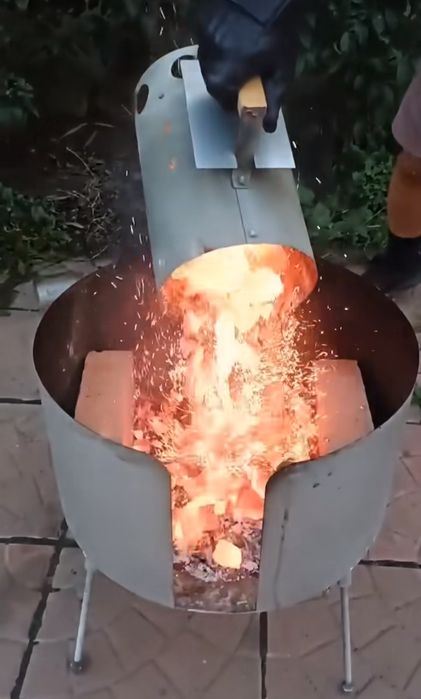 Accelerator pentru grătar. Aprinzător de cărbuni supradimensionat