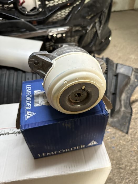 Подушка двигателя