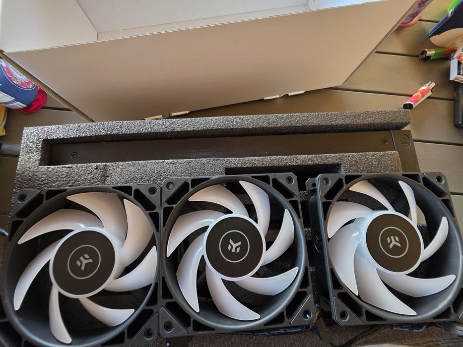 Vând cooler EK Nucleus CR360 Lux D-RGB