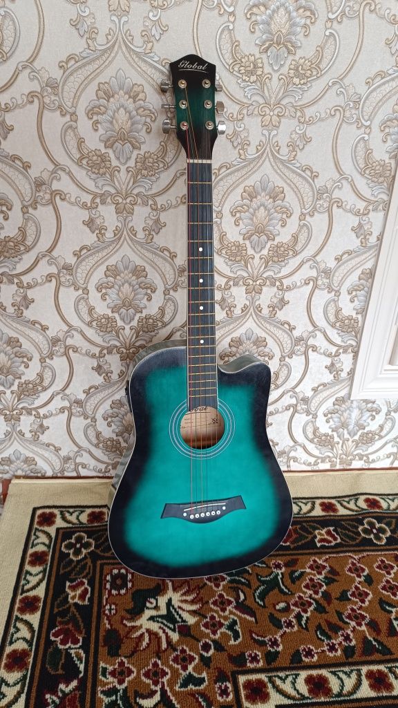 Gitara ideal bir qol tutilgan qizil rangi 1,5 yashil rangi 1mln keliwa