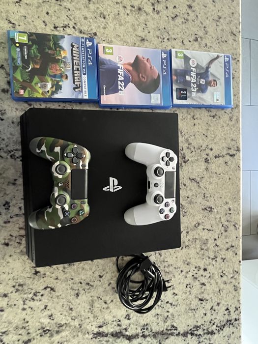 Vand PS4 Pro 1 Tb +2 console si jocuri