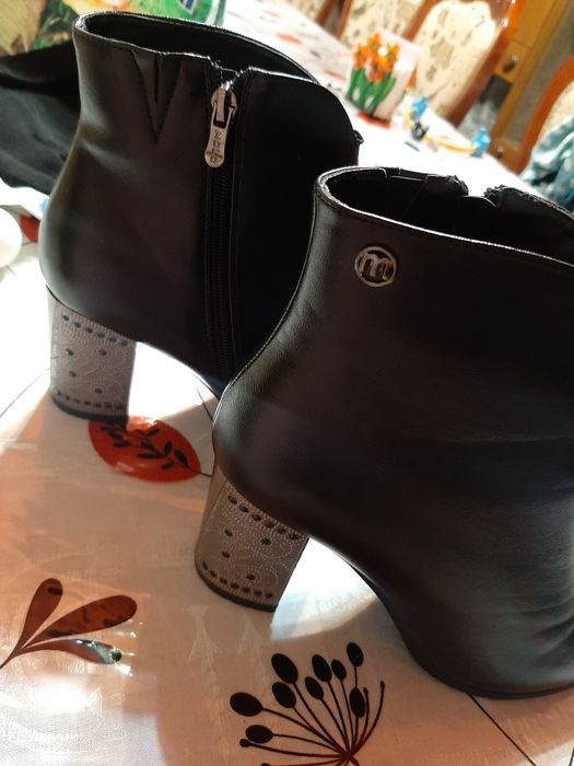 Продам полусапожки б /у в отличном состоянии ,один  раз были надеты  и