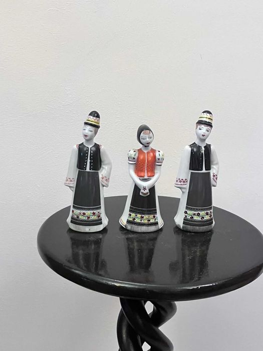 Set 3 bibelouri vechi portelan pictat manual semnate hollohaza bibelou