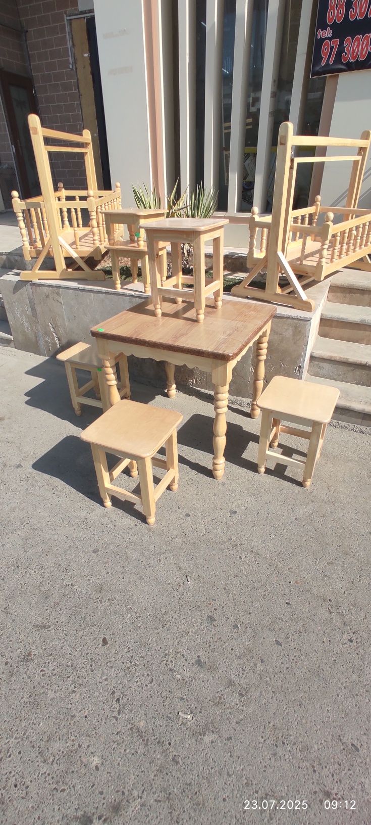 Stol 4 -taburetki.