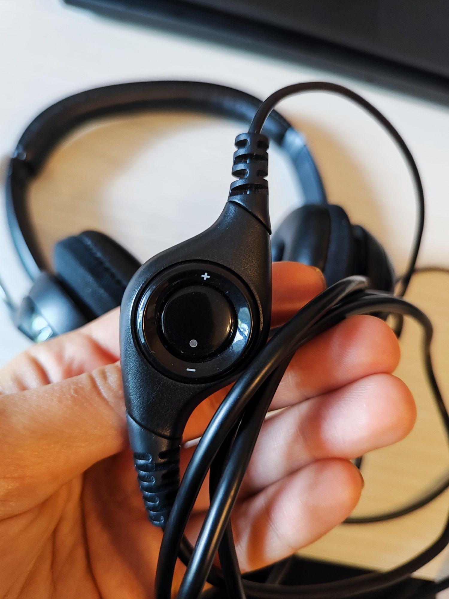 Слушалки Logitech H390, микрофон, 1.9 m кабел, черни