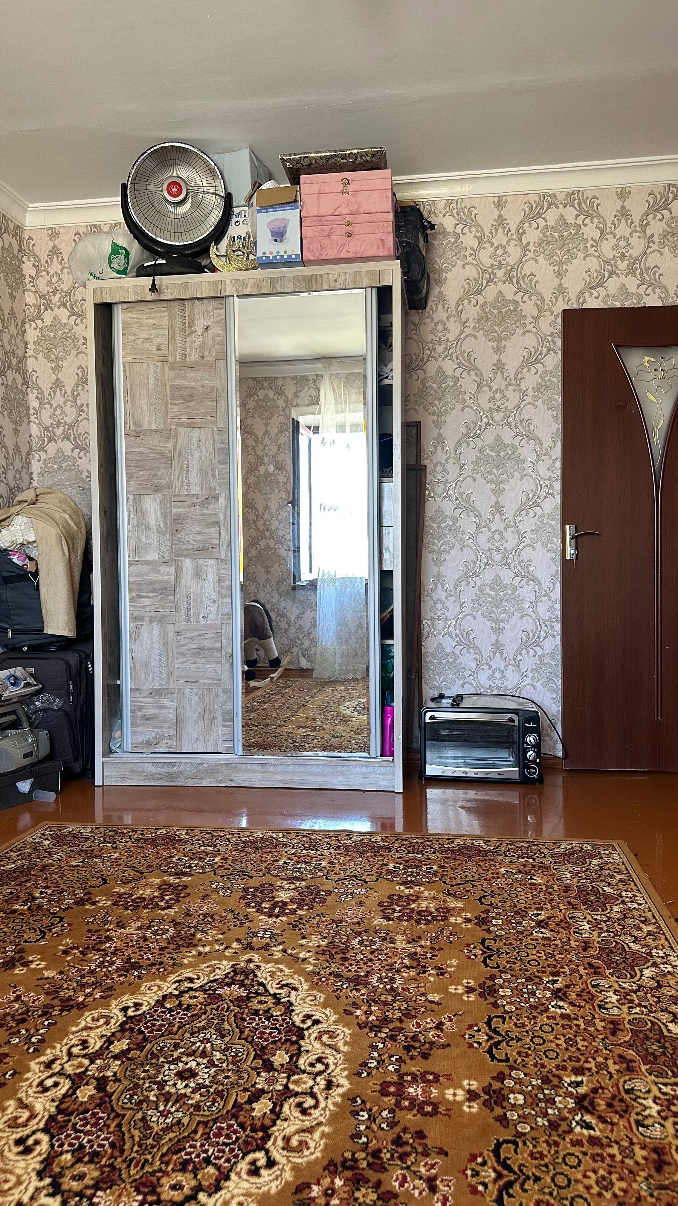Уй сотилади,локацияси яхши ва центр худудда.