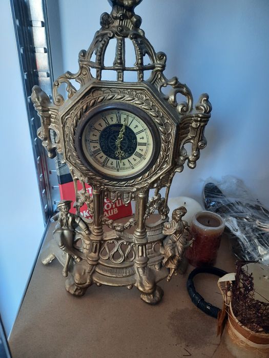 Бюст, бутилка, часовник, римски кани