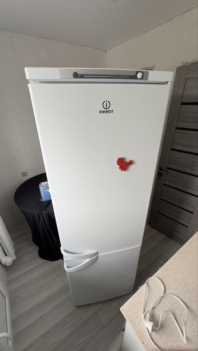 Б/у холодильник Indesit