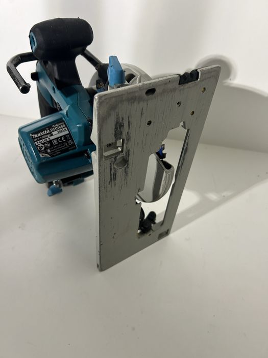 Makita DHS 680 circular de mana