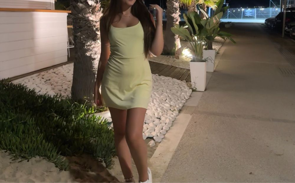 Сладка жълта къса рокличка