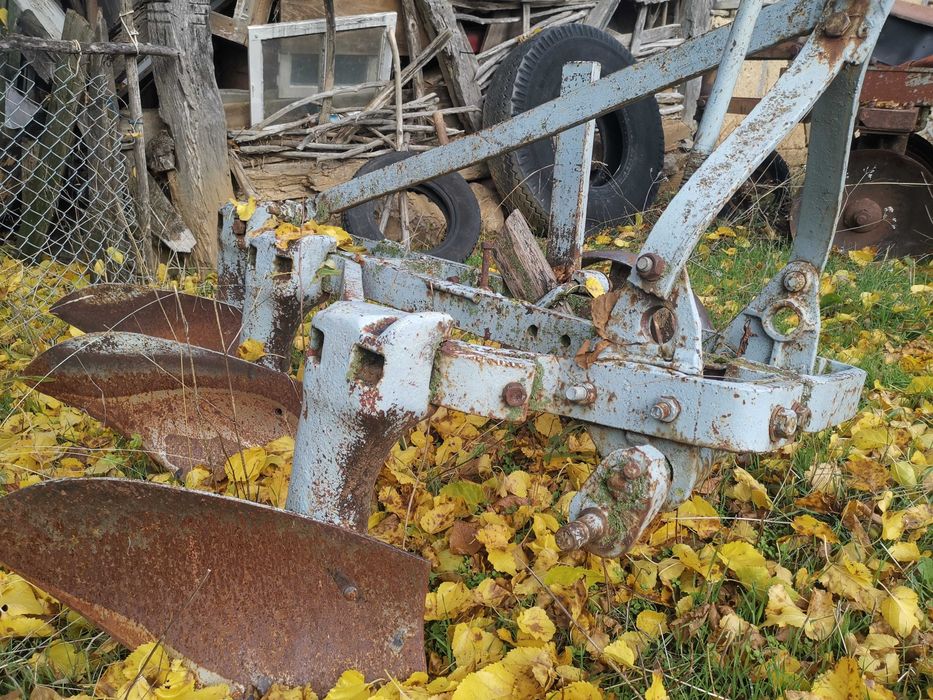 Плуг тракторен-три тела