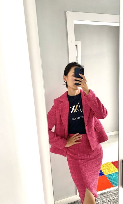 Розовый костюм