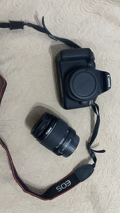 Фотоаппарат Canon 2000D с двумя объективами и со вспышкой