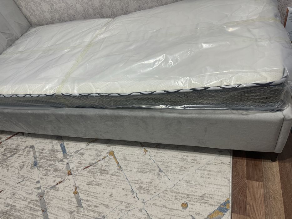 Кровать односпальная с матрасом