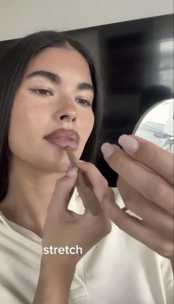 Rhode peptide lip shape молив за устни