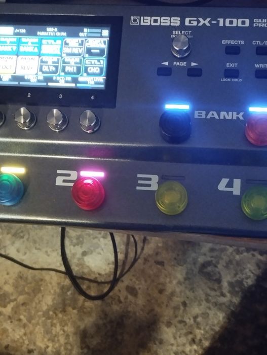 Продавам китарен процесор Boss gx100