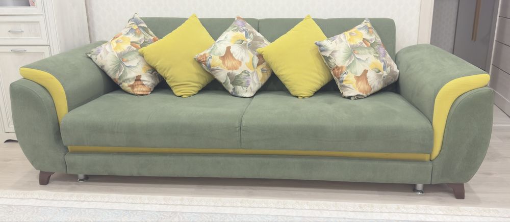 Мягкий диван в комплекте с шести полушками, расскладной, с ящиками вни