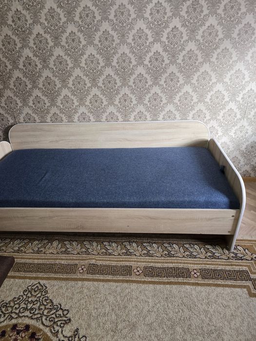 Кровать 2 шт 
Кравать 190х90 размер 35000
Кра