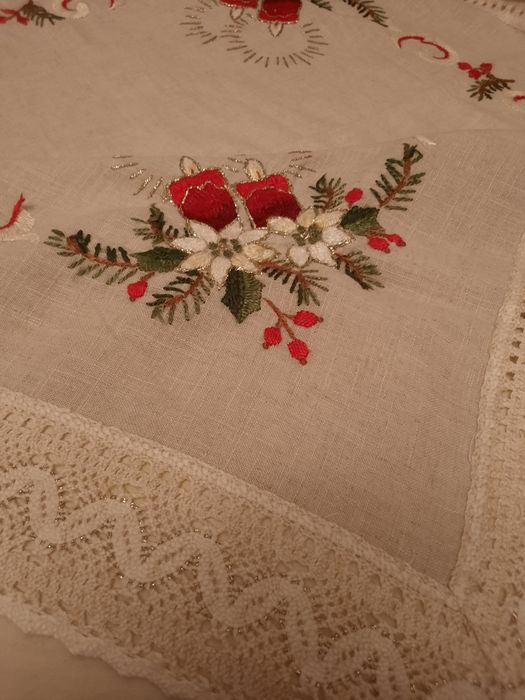 Fata de masa de Crăciun cusuta manual