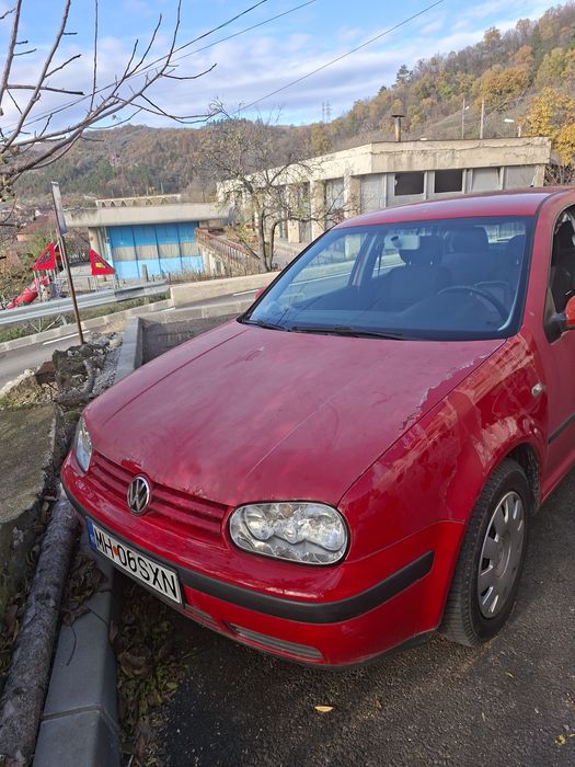 Vînd Golf 4, an 2000.